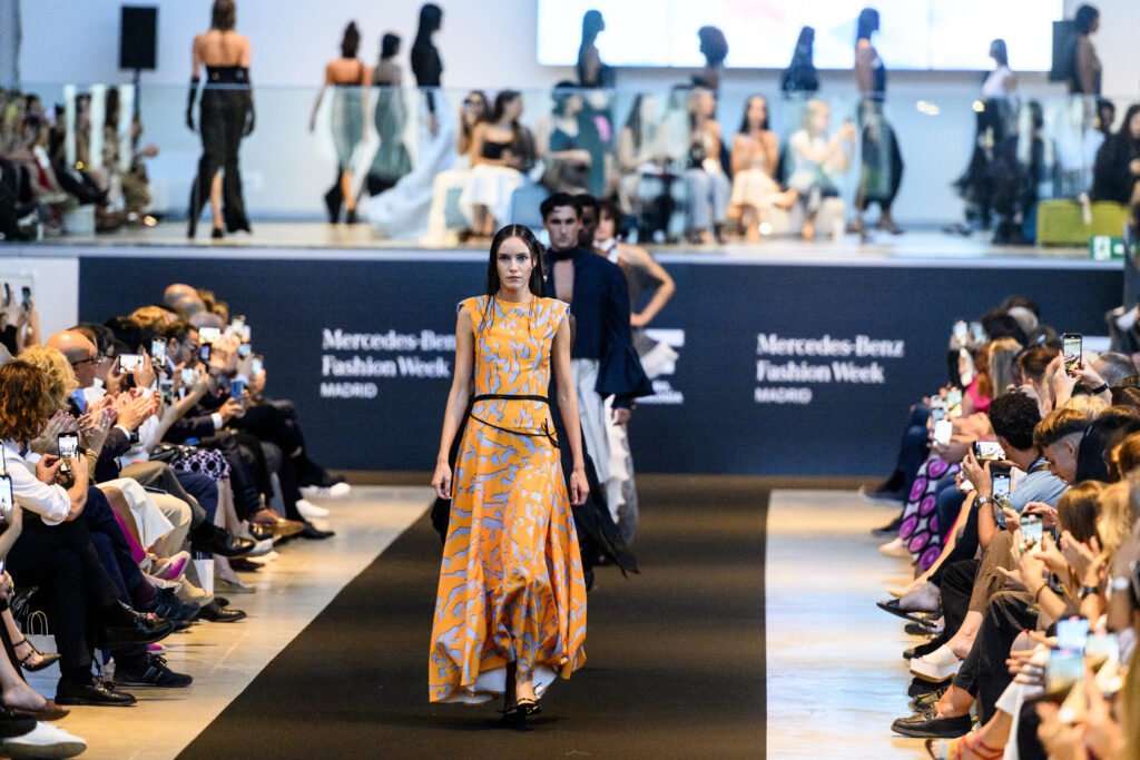 Desfile "Mundos paralelos" 2025