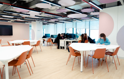 ESPACIOS COLABORATIVOS: Contamos con amplios espacios colaborativos para desarrollar trabajos en equipo.