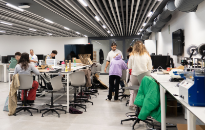 LABORATORIOS DE FABRICACIÓN DIGITAL: Prototiparás tus diseños, experimentando con materiales, formas y funcionalidades, para crear objetos reales.